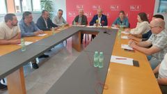 Jos� Tom� con alcaldes y portavoces del PSOE de concellos donde se jubilar�n m�dicos