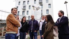 El nmero siete de la candidatura europea del PSOE, Jons Fernndez, visita las viviendas sociales del barrio de La Luz, en Avils