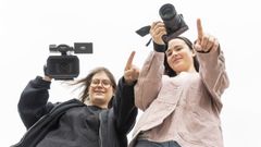Ux�a Bello e Illa Agrelo formaron hace unos meses la cooperativa audiovisual A Furna, en Laxe.