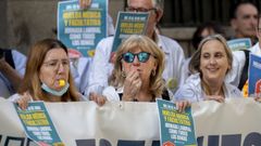 M�dicos en una manifestaci�n en demanda de mejoras en su jornada laboral, en Madrid.