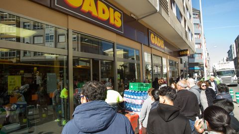 Aglomeraciones a las puertas de un supermercado de la Avenida de la Corua