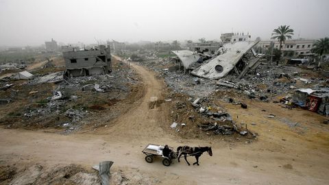 Lla devastada aldea de Mughraqa despues de tres semanas de ofensiva israel� en la Franja de Gaza.