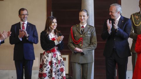 La princesa de Asturias, Leonor de Borbón, recibe la Medalla de las Cortes de Aragón, la máxima distinción que concede el parlamento autonómico, acompañada por la presidenta de las Cortes, Marta Fernández (2i) , y por el presidente de Aragón, Jorge Azcón (d).
