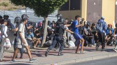 La Polic�a Nacional pone orden en una cola de migrantes en Ceuta.