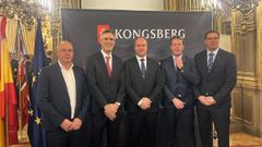 El director general de Thune Eureka, Sergio lvarez (izquierda), y el propietario y presidente de la compaa vilagarciana, Adrin Garca (a su lado), con representantes de Kongsberg Defence & Aerospace