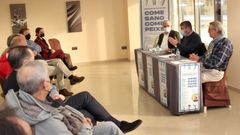 Brais, Alfredo Llano y Secundino Cigarr�n, presentando en Burela la jornada �Come Sano Come Peixe�, de divulgaci�n de la dieta atl�ntica. Los escuchan dirigentes del sector pesquero burelense