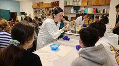 Las investigadoras Mar�a Fern�ndez y Pilar Comesa�a dieron un taller a los alumnos del IES Illa de Tambo, en Mar�n