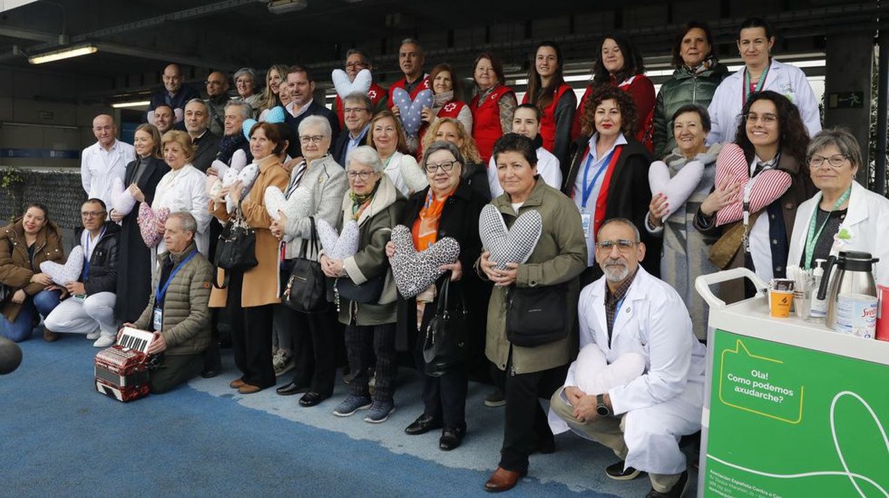 Más de 140 voluntarios acompañan a los pacientes en los hospitales y centros de salud de Ourense y Lugo