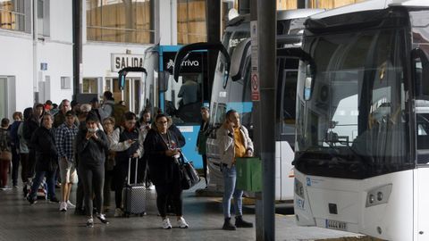 Viajeros en la estación de autobuses de Lugo