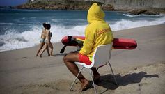 Los socorristas se apostaron en la orilla para tratar de advertir a los ba�istas del riesgo de ser arrastrados por las olas. 