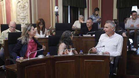 Natalia González, izquierda, en el último pleno del Concello de Ourense