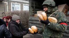 Un soldado prorruso reparte pan en una localidad de Donetsk controlada por los separatistas