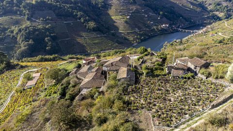 Vista de la aldea de Bexán, con el puente de Belesar al fondo