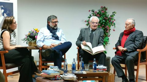 Ramn Pena, Vctor F. Freixanes e Xess Alonso Montero, na mesa literaria das Xornadas Florencifilas. 