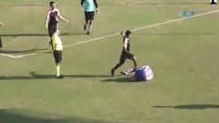 La salvaje patada en el f�tbol turco