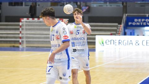Dos jugadores del Cisne, antes de un partido en el pabell�n municipal de Pontevedra