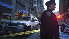 Un polic�a investiga un crimen en Nueva York