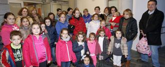 Unos 30 padres, madres y escolares presentaron ayer su protesta formal por la modificaci�n del horario, que afecta a otras actividades. 