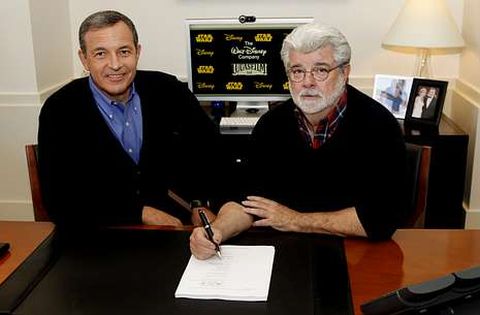 Iger, a la izquierda, firma junto con Lucas el acuerdo de venta de su empresa a Disney.