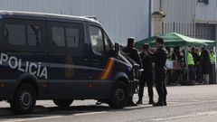 Polic�as nacionales controlando un piquete en la entrada en el puerto de A Coru�a este viernes.