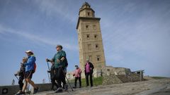 Turistas, este mes, en el entorno de la torre de Hércules