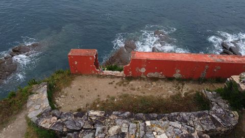 El muro perimetral de protección del castro se ha roto