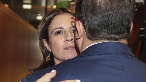  El jefe del Ejecutivo asturiano en funciones, Adri�n Barb�n, abraza a la cabeza de lista del PSOE al Congreso por Asturias, Adriana Lastra