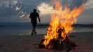 Hogueras en la playa de A Compostela en Vilagarcía