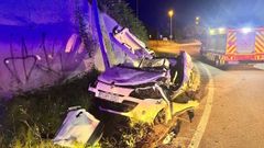 El coche qued� muy da�ado tras el accidente