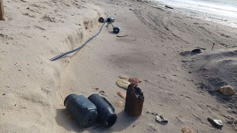 Cacharros en la playa de Major, en Sanxenxo