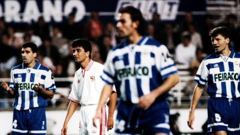 Naybet, Paco y Djukic vigilan a Bebeto en Sevilla.