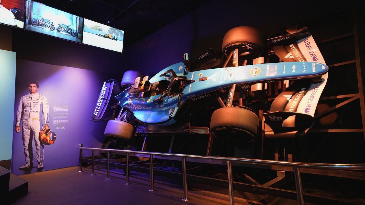 Una réplica del Williams de Carlos Sainz aterriza en el Museo de Estrella Galicia