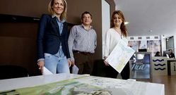 <span lang= es-es >Instalaciones renovadas</span>. La edila de Turismo, M�nica V�zquez (derecha), eligi� las reci�n remodeladas oficinas municipales para presentar los datos de Semana Santa.