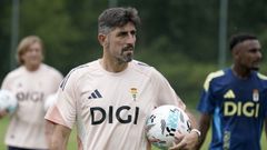 El entrenador del Oviedo, Veljko Paunovic, durante el primer entrenamiento del equipo Primera Divisin tras 24 aos