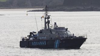 Imagen de una embarcación de Aduanas patrullando por la ría de Camariñas.