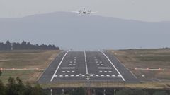 Una aeronave sobrevuela el s�bado 23 de mayo la renovada pista del aeropuerto de Santiago para realizar las pruebas de calibraci�n previas a la reapertura de la terminal el jueves 28