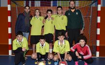 Con Miguel (t�cnico Deportes) y Fran (entrenador) figuran Ezequiel, �ngel, Isaac (arriba), Rodrigo B., Diego, Yago y Rodrigo C. (agachados). 