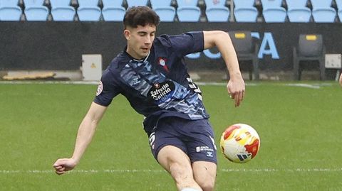 Hugo Burcio, durante el partido entre Celta Fortuna y Avil�s.