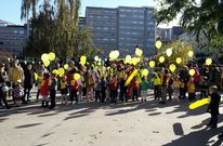 El color amarillo del colegio se aprovech� ayer para llamar la atenci�n en la protesta de la plaza. 