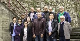 La candidatura del PSOE pontenov�s, con Dar�o Campos a la cabeza, con los simb�licos Fornos al fondo.