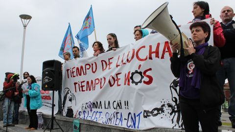 Una de las intervenciones al final de la manifestaci�n, en el Na�tico