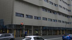 Operarios trabajando en el edificio de la Agencia Tributaria de A Coru&ntilde;a