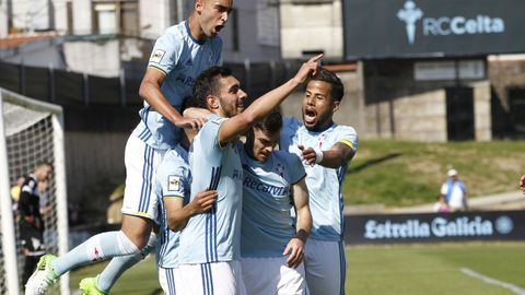 Celebraci�n de uno de los tres goles anotados por Borja Iglesias al Somozas en Barreiro en abril del 2017.