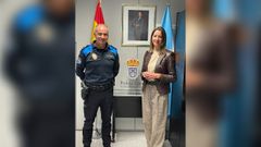 La alcaldesa, Lara M�ndez, felicit� al jefe de la Polic�a Local, Jes�s Pi�eiro, por su �ltima condecoraci�n.