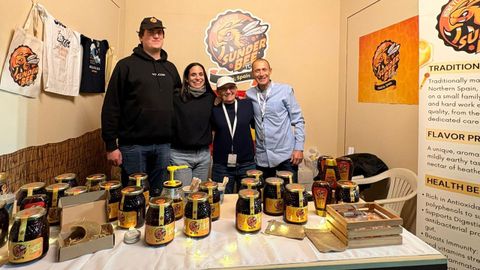 Iv�n de Arana, Griselda, Grisel Juri y Jorge Sunderland, esta semana en una feria en Doha con sus productos gallegos.