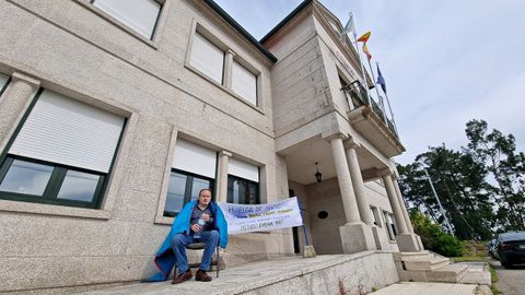 Fernando, en el exterior del Concello de Portas, un municipio de menos de dos mil habitantes