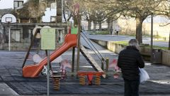 Falta de luz. La zona infantil de la plaza Vella, muy concurrida, carece de luz artificial por la tarde, indica Marga, de la Tasca da Vella.