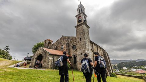 Tres peregrinos se detienen a observar Moraime 