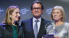 Alicia Gimenez-Bartlett, ganadora del premio Planeta, con Ana Pastor y Artur Mas