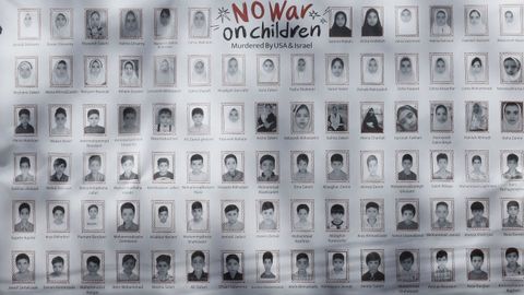 Cartel con las fotos de los ni�os asesinados en el ataque a una escuela iran�
